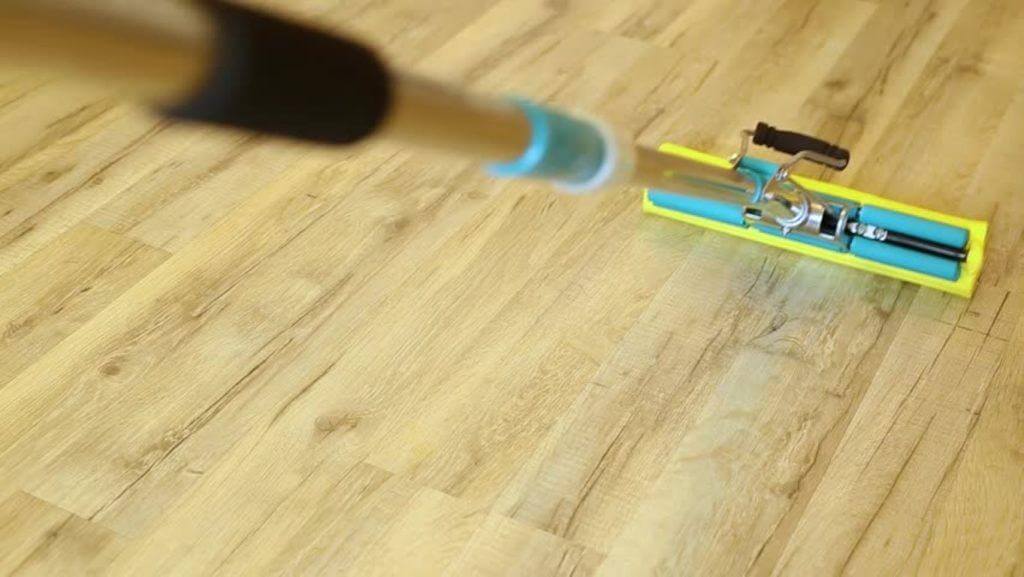 σφουγγάρισμα δαπεδου λαμινειτ