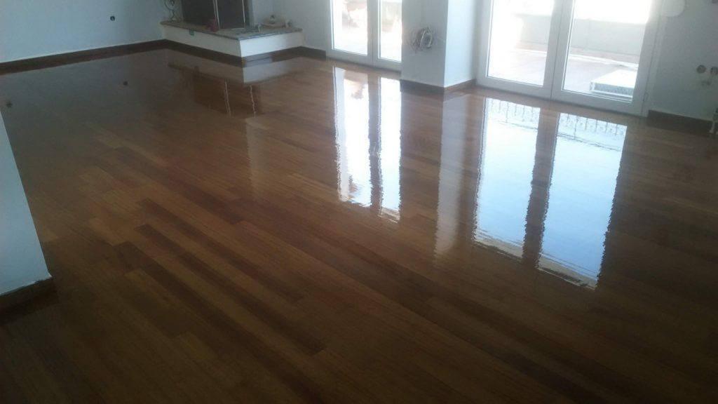 Τρίψιμο και λουστράρισμα πατώματος ιρόκο (με γυαλιστερό βερνίκι) στην Καλαμαριά 8