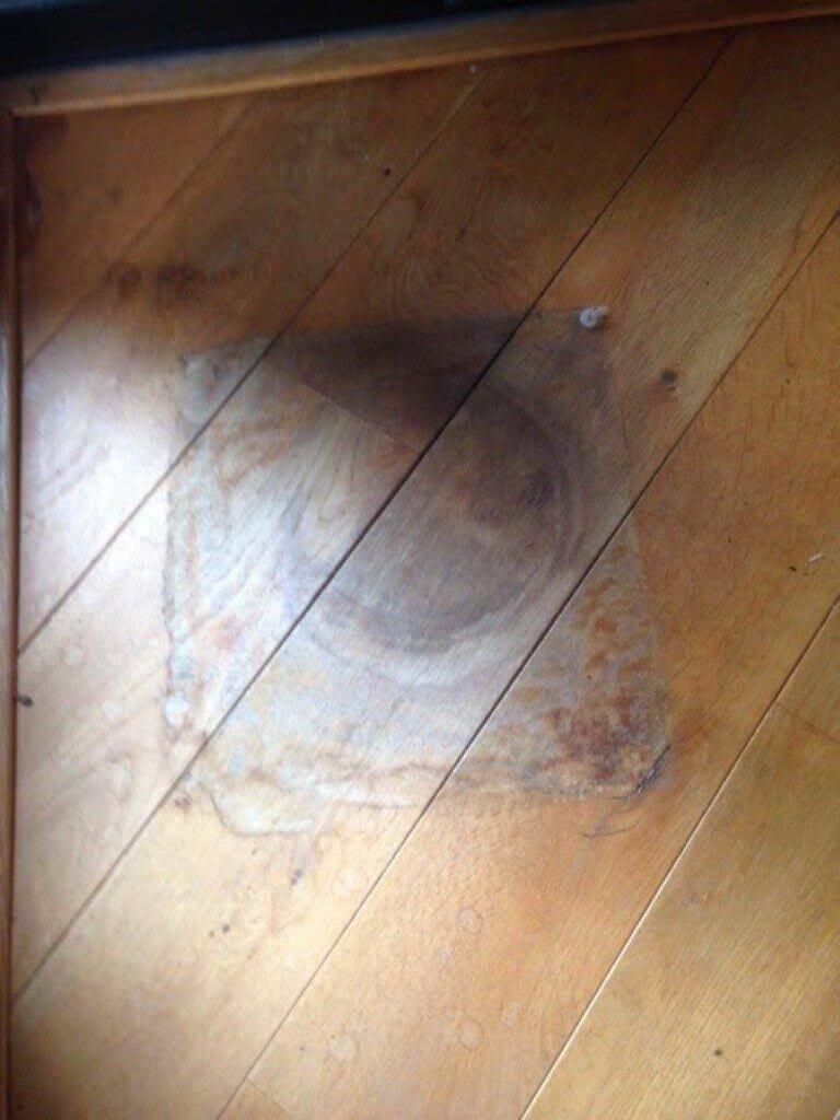 δημιουργά λεκέδων στο παρκέ από νερό ποτίσματος