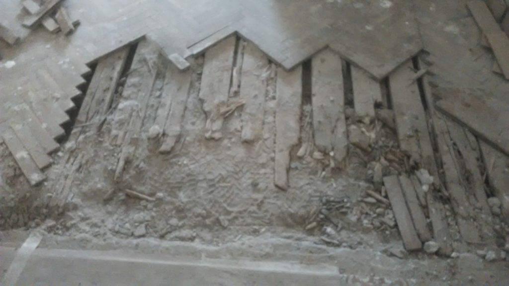 αποκατάσταση σε ζημιά από νερό σε δάπεδο ψαροκόκαλο στη θεσσαλονίκη