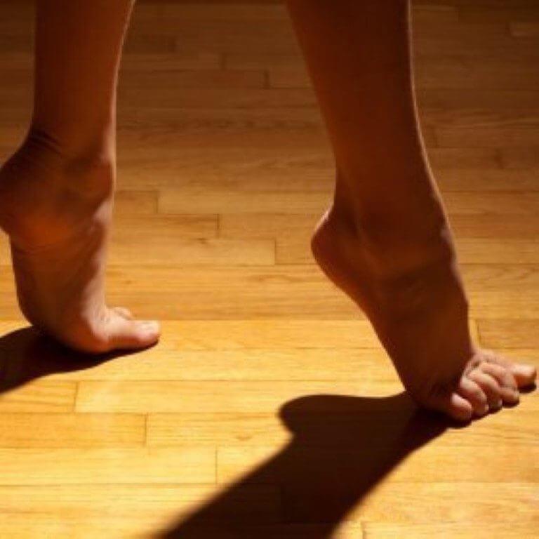 Το ξύλινο πάτωμα τρίζει.Τι να κάνω;