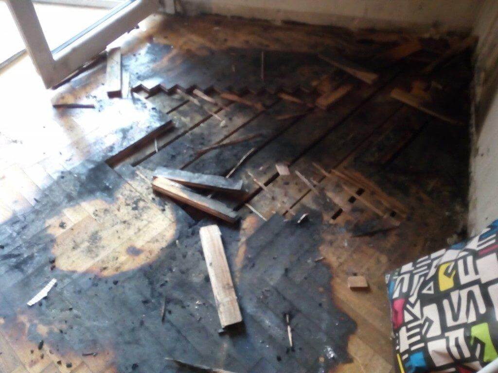 ζημιά σε ξύλινο πάτωμα από πυρκαγιά