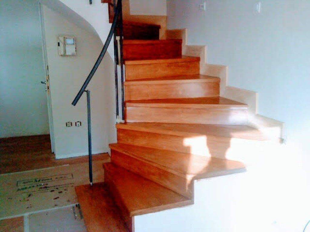 τοποθέτηση σοβατεπιών εσωτερικής ξύλινης σκάλας