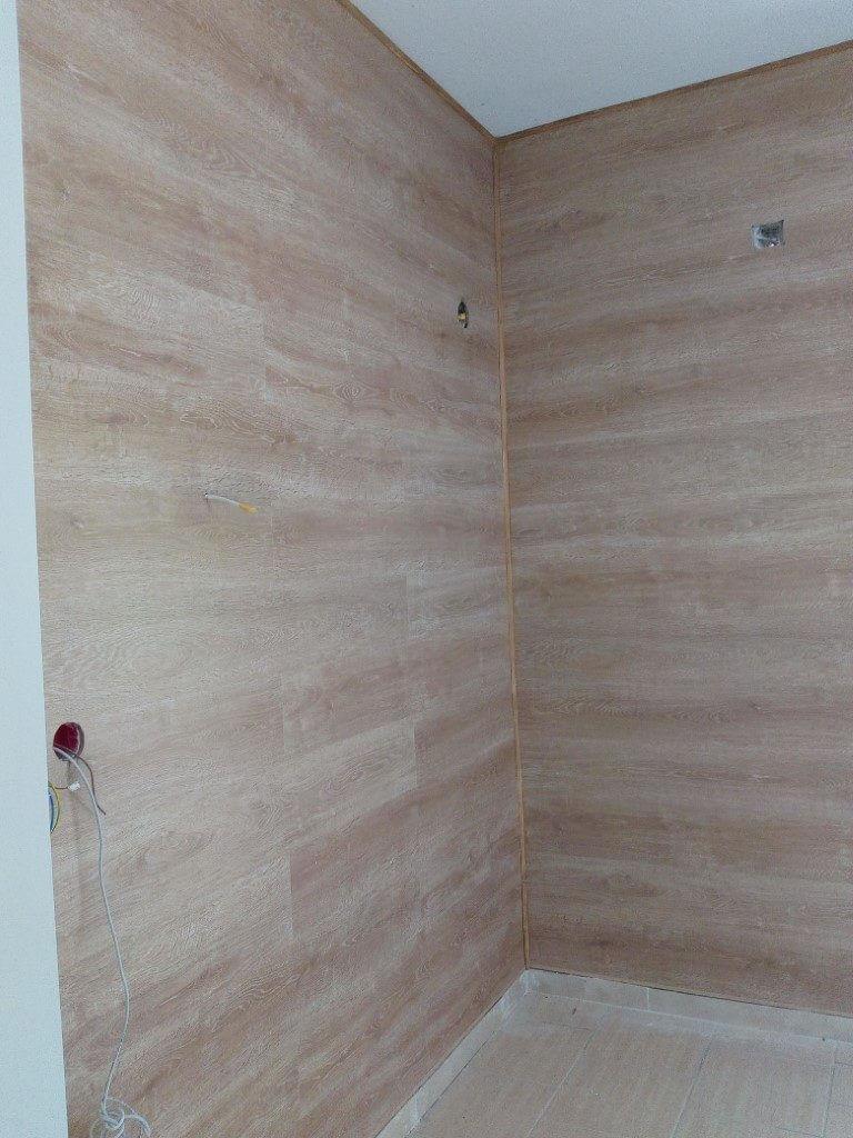 εγκατάσταση επένδυσης από λαμινέιτ σε ιατρείο στη Θέρμη