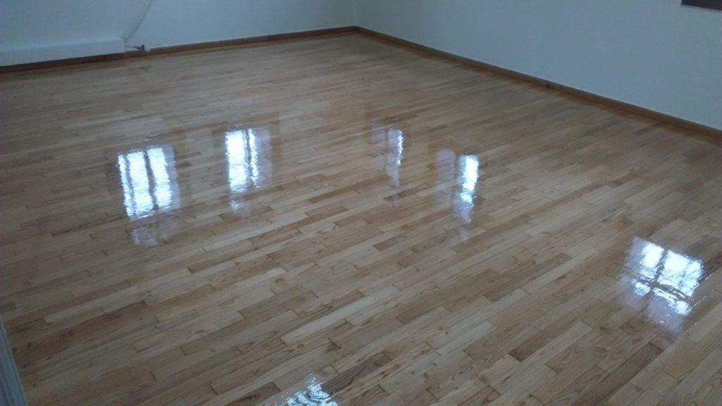 γυαλιστερό βερνίκι σκληρό σε δάπεδο στη χαλκιδική