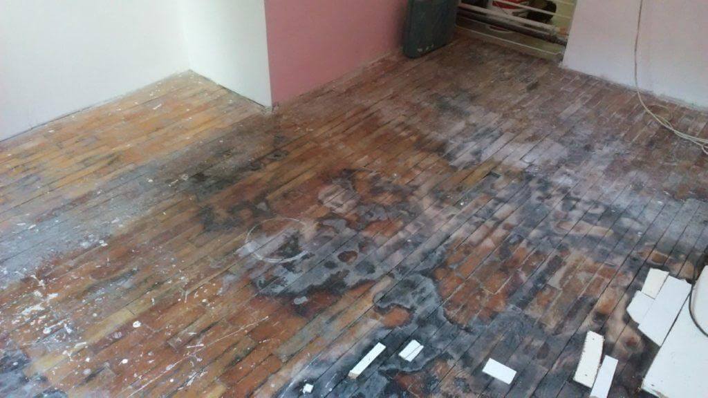 laminate επάνω σε καμένο δάπεδο στην Τούμπα Θεσσαλονίκη