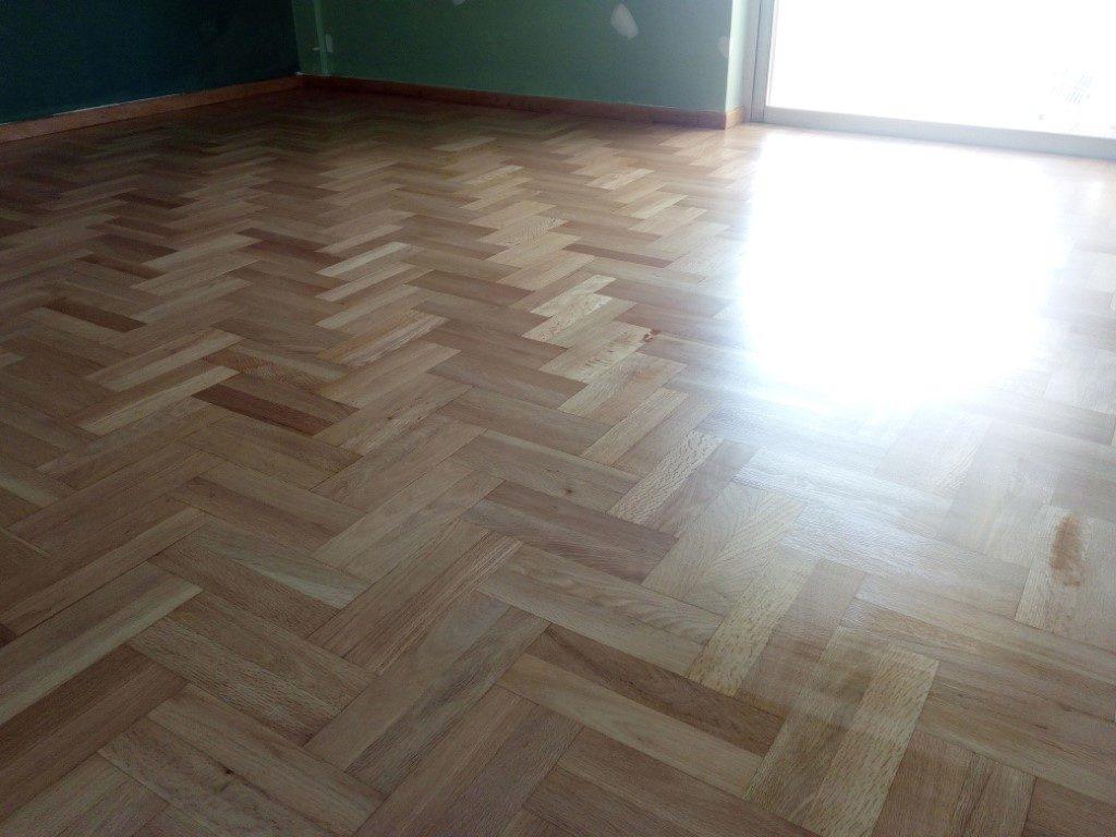 ξύσιμο βερνίκωμα με σατινέ βερνίκι σε δρύινο ξύλινο πάτωμα