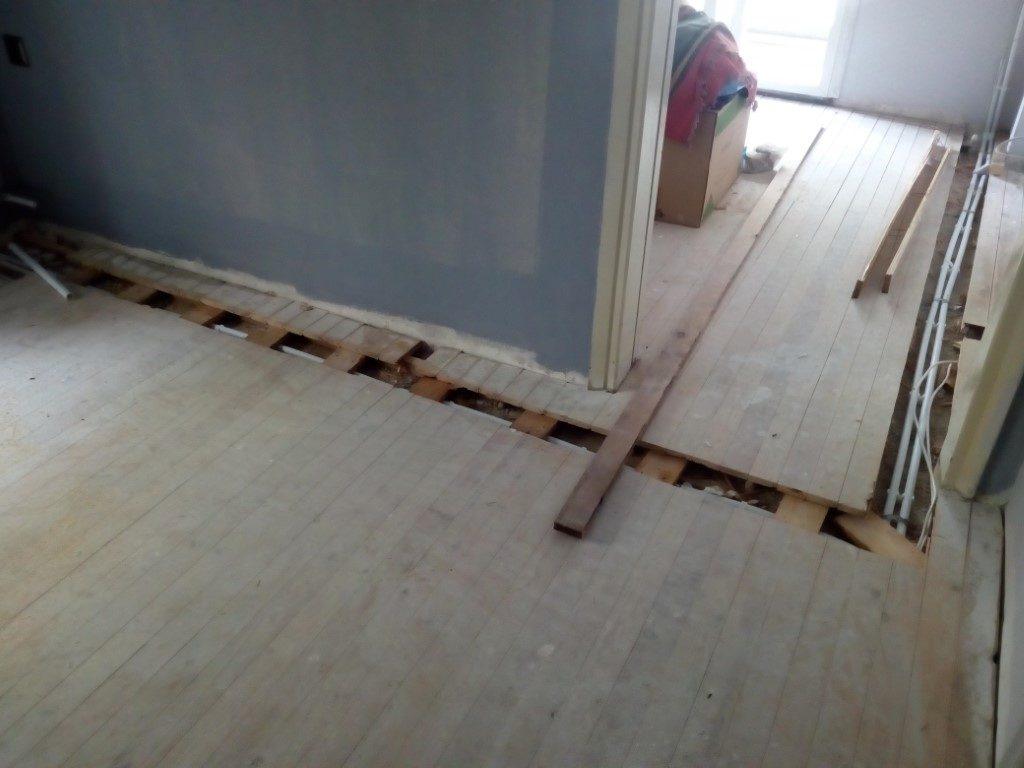 πέρασμα σωληνώσεων κάτω από ξύλινο πάτωμα