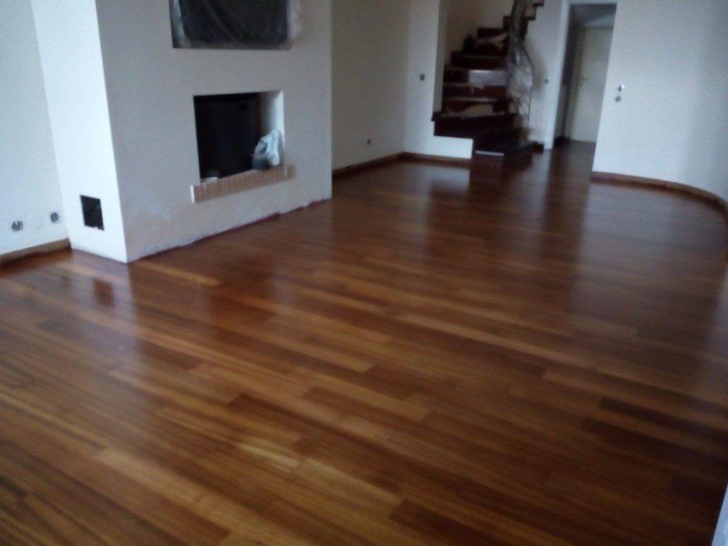 συντήρηση πατώματος με σατινέ βερνίκι